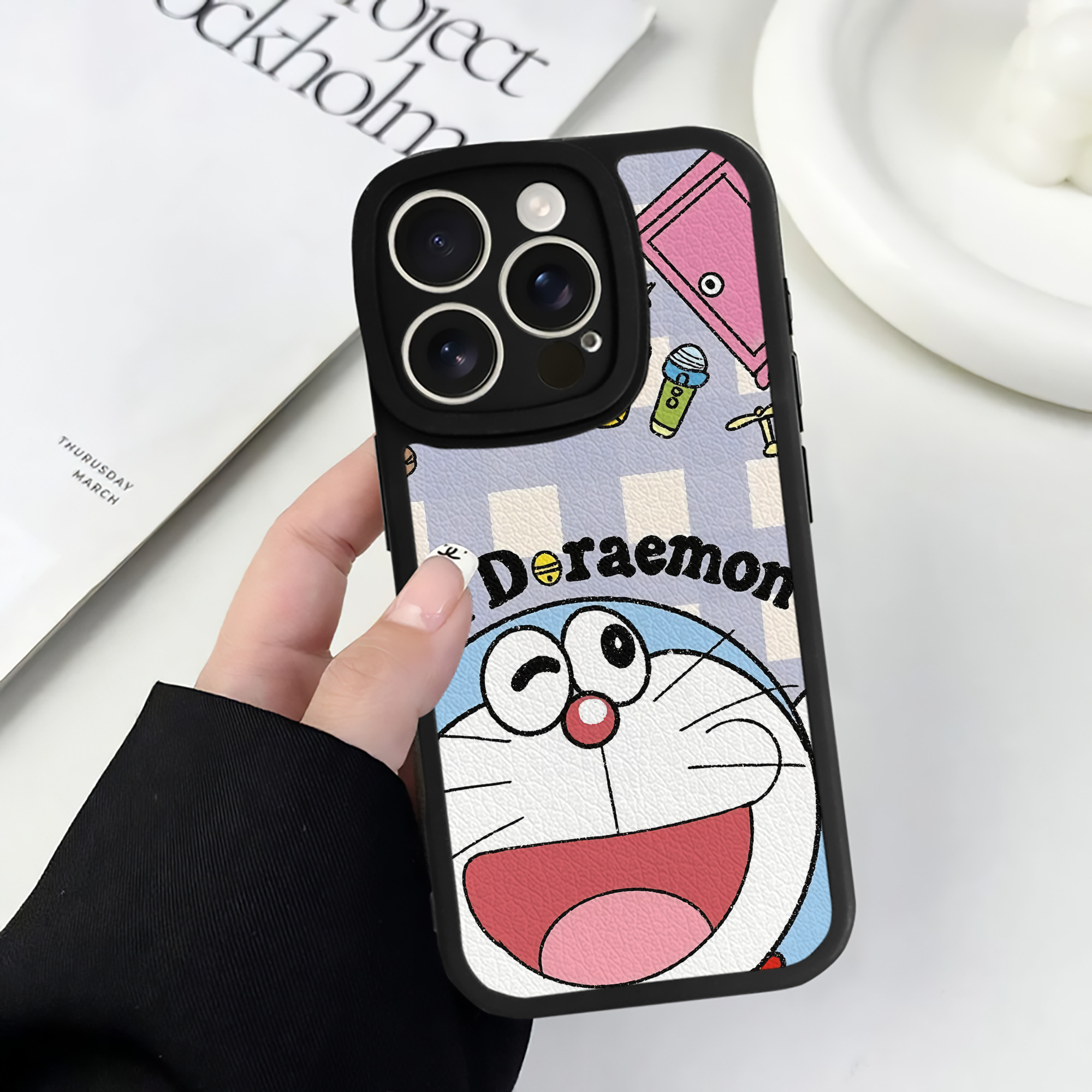 （画像用） ドラえもん Doraemon 【iPhone 16シリーズ対応】シリコンスマホケース（レザー調） 材質：シリコン